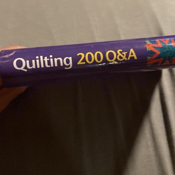 Quilting: 200 Q&A: Questions Answered on Everything Spiral‎ bound book - Picture 3 of 4
